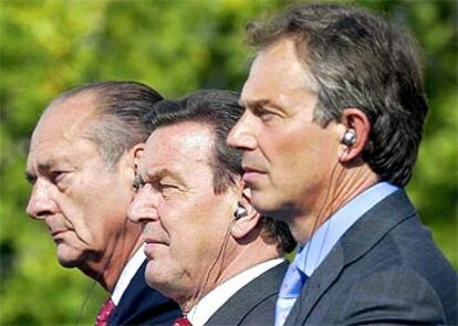 De izquierda a derecha, Jacques Chirac, Gerhard Schröder y Tony Blair, en Berlín en 2003.