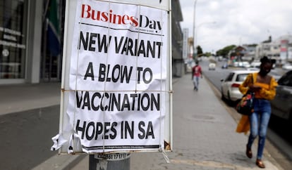 <p>Una mujer camina junto a una valla publicitaria con la portada de un periódico nacional que dice 'La nueva variante golpea las esperanzas en la vacunación en Sudáfrica'. En Johannesburgo, Sudáfrica, el 8 de febrero de 2021. Se ha cumplido un año desde el primer caso de covid-19 en África justo cuando el continente se enfrenta a la propagación de nuevas cepas. </p><p>La variante 501Y.V2 (también conocida como B1.351), identificada por primera vez en Sudáfrica, se ha detectado en ocho países africanos, mientras que la variante VOC202012 / 01 (también conocida como B1.1.7) inicialmente identificada en el Reino Unido, se ha detectado en otros seis países del continente. Esta semana, Sudáfrica anunció que detendrá el lanzamiento de la vacuna de Oxford / AstraZeneca debido a un estudio que indica que es menos efectiva para prevenir la infección leve y moderada con la variante 501Y.V2, que es dominante en el país.</p>