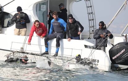 Michael Phelps (en el centro), en uno de los programas que ha grabado para Discovery Channel.