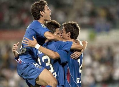 Los jugadores del Getafe celebran el segundo tanto ante el Valencia.