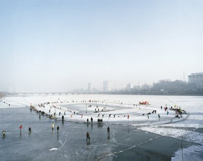 'Pista de hielo. Vista de una ciudad minera que formaba parte de la zona ferroviaria del sur de Manchuria durante la ocupación japonesa, Fushun, China. 2007'.