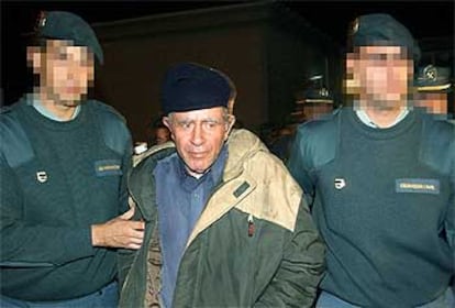 El capitán del <b></b><i>Prestige,</i> Apostolos Mangouras, tras su detención por la Guardia Civil el 15 de noviembre.