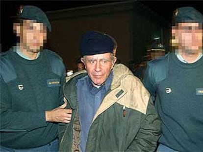 El capitán del <b></b><i>Prestige,</i> Apostolos Mangouras, tras su detención por la Guardia Civil el 15 de noviembre.