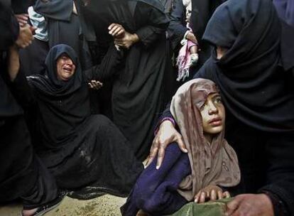 Funeral por los cuatro miembros de una familia muertos en un ataque israelí con misiles, ayer en Jan Yunis.