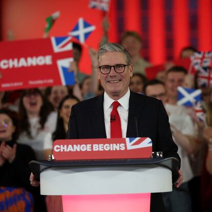 Keir Starmer, leader of Britain's Labour party, addresses his supporters at a reception to celebrate his win in the election, at Tate Modern, in London, Britain, July 5, 2024. REUTERS/Suzanne Plunkett