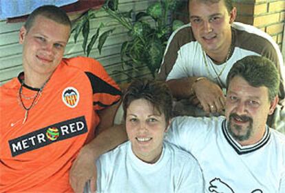 Mihai, con bigote y perilla, junto a su familia en su vivienda en Torrejón de Ardoz.