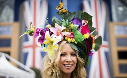 Esta invitada se ha inspirado en la selva tropical para elegir su tocado. 