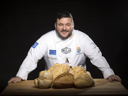 Juan Manuel Moreno, dueño de la panadería Piña en Algatocín, Málaga.