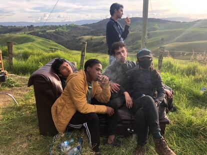 Los protagonistas del largometraje de Laura Mora han terminado de comer y se relajan en las Montañas de Santa Rosa de Osos al norte de Antioquia, Colombia.