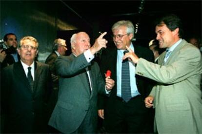 Javier de Godó, Jesús de Polanco, Joan Clos y Artur Mas celebran la nueva Radio Barcelona.