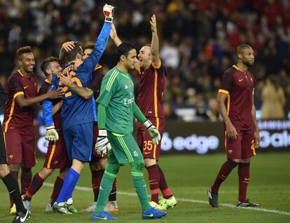 Los jugadores de la Roma celebran la victoria