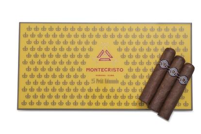 Tabacalera lanza en exclusiva para España la edición especial Humidor de Montecristo Petit Edmundo. Se trata de un humidor realizado en madera de cedro, que incorpora un práctico humidificador de perlas de gel para mantener en perfecto estado de humedad los cigarros. Cada caja contiene 25 unidades, de cepo 52, 110 mm de longitud y con una fortaleza medio-fuerte en línea con la ligada de la marca. Destaca por sus aromas amaderados y tostados, además de un sabor cremoso y dulzón. Precio: 285 euros.