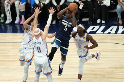 Ant Edwrads, de los Timberwolves, intenta quitarse una triple marca de Holmgren, Caruso y Dort.