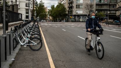 Una estacion de bicis de Bicimad, en el parque de El Retiro.