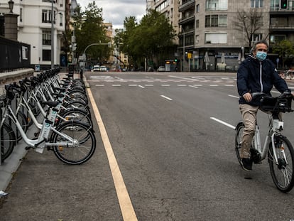 Un usuario viaja en Bicimad, el servicio público de bicicletas de Madrid, reabierto la pasada semana tras permanecer un mes cerrado por el coronavirus.