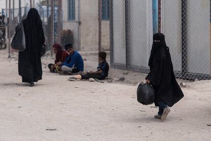 Criança acompanha mãe em ida ao mercado em campo para famílias do ISIS em Al Hol, no nordeste da Síria, em 19 de outubro de 2019. O local está a 120 quilômetros ao sul da fronteira turca e a sete da divisa com o Iraque e abriga 75.000 pessoas. Em apenas sete meses, as radicais conseguiram estabelecer uma estrutura interna complexa.