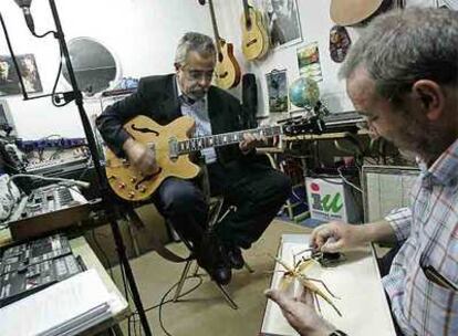 Ángel Pérez, en segundo plano, toca la guitarra mientras su amigo Jorge contempla dos insectos.