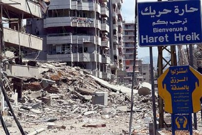 Un cartel da la bienvenida al barrio de Haret Hreik, feudo de Hezbolá y el más castigado por los bombardeos.