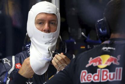 Vettel se prepara para la tercera sesión de entrenamientos libres.