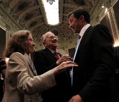 José Carrillo con sus padres Santiago Carrillo y Carmen Menéndez.