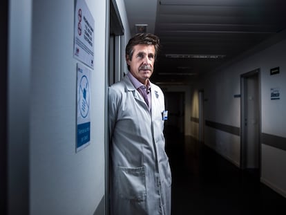 Miguel Sánchez, jefe de UCI del hospital Clínico San Carlos de Madrid y coordinador del equipo covid para trasladar enfermos entre centros sanitarios de las unidades de cuidados intensivos.