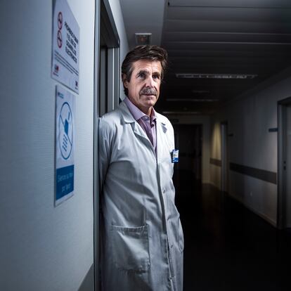 Miguel Sanchez, jefe de UCI del Hospital Clinico San Carlos, en Madrid, y coordinador del equipo covid para trasladar enfermos de las unidades de cuidados intensivos durante la pandemia de coronavirus.