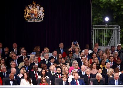 Los invitados durante el concierto llamado 'Fiesta de Platino' organizado por la BBC por el Jubileo de Isabel II. En primera fila, Kate Middleton, sus hijos Carlota y Jorge, el príncipe Guillermo de Inglaterra, la duquesa Camila de Cornualles yel príncipe heredero, Carlos. Tras ellos, entre otros, Boris Johnson y su esposa, Carrie, y el alcalde de Londres, Sadiq Khan.