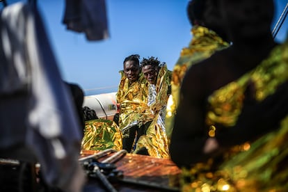 Los migrantes intentan entrar en calor con mantas térmicas distribuidas en el 'Astral'. 