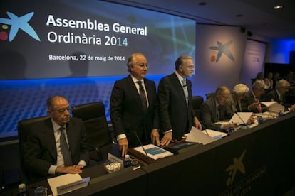 Mesa presidencial de la Asamblea de ayer con Juan Maria Nin, director general, e Isidro Fainé, presidente, de pie