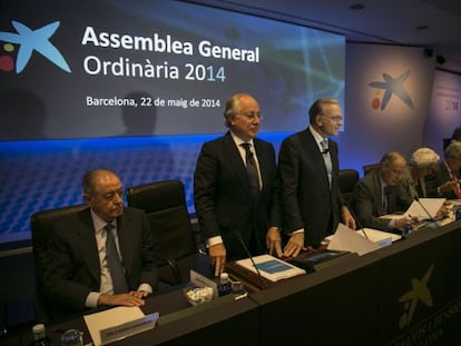 Mesa presidencial de la Asamblea de ayer con Juan Maria Nin, director general, e Isidro Fain&eacute;, presidente, de pie