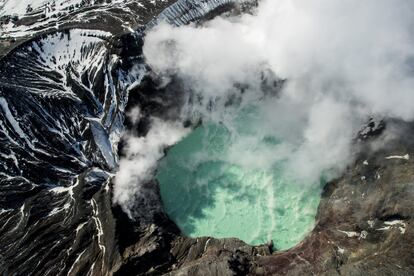 Ubicado en la isla de Kyushu (Japón), el Monte Aso es un supervolcán -su cámara magmática es 1.000 veces más grande que la de uno convencional- muy activo cuya última erupción fue hace dos años. Una nueva erupción afectaría las ciudades de Kumamoto y Nagasaki, que juntas suman más de un millón de habitantes. En la imagen, el cráter del monte Naka, uno de los conos más virulentos de este conjunto, el 15 de enero de 2018.