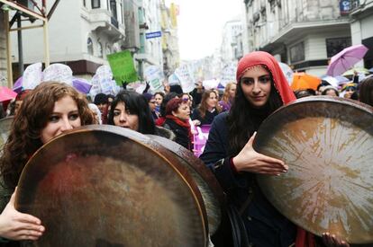 Manifestantes turcas tocan tambores en la avenida Istiklal de Estambul durante la marcha por el Día Internacional de la Mujer.