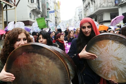 Manifestantes turcas tocan tambores en la avenida Istiklal de Estambul durante la marcha por el Día Internacional de la Mujer.