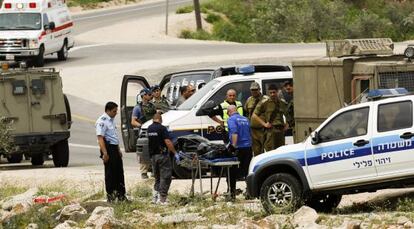 Polic&iacute;as trasladan el cuerpo del palestino que apu&ntilde;al&oacute; a dos soldados israel&iacute;es.