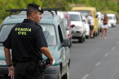 Un guardia civil controla el acceso de vecinos a La Restinga para recoger sus enseres.