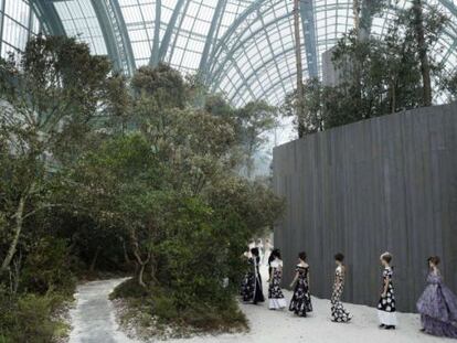 Para presentar la colección de alta costura de primavera/verano 2013 de Chanel, el diseñador Karl Lagerfeld pidió un bosque.