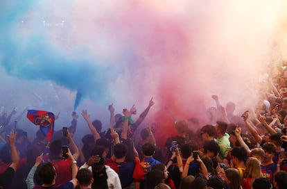 Podczas uroczystości zespołu fani FC Barcelona dobrze się bawią na ulicach stolicy katalońskiej.