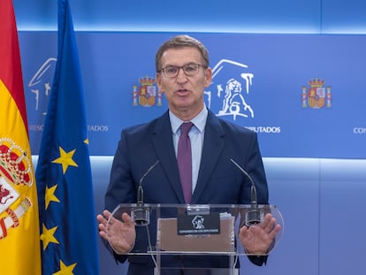 El líder del PP, Alberto Núñez Feijóo, este lunes, durante una rueda de prensa en el Congreso.