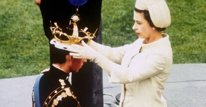 Isabel II nombre oficialmente a su hijo Carlos como príncipe de Gales, en una ceremonia en julio de 1969.