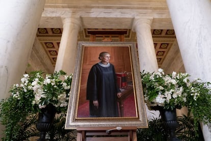 Un retrato de la juez realizado en 2016 por Constance P. Beaty se exhibe en el Gran Salón del Supremo estadounidense.