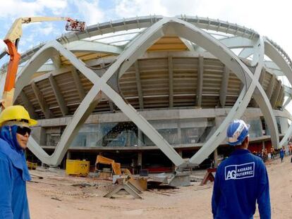 Oper&aacute;rios na Arena Amazonas, em Manaus.  