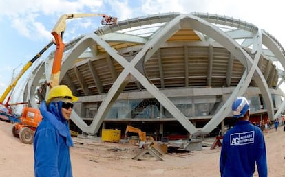 Workers at Arena Amâzonia, in Manaus.