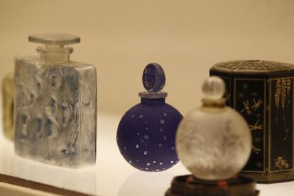 Frascos de perfumes de la exposición.