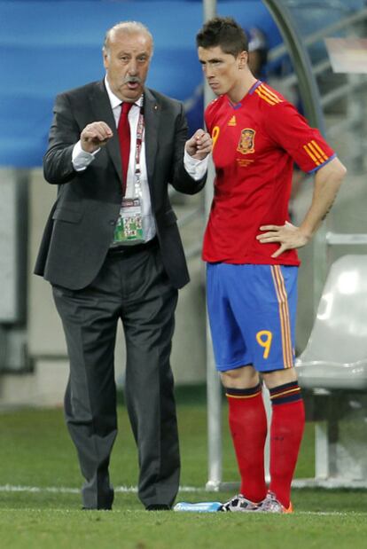 Vicente Del Bosque da las últimas instrucciones a Fernando Torres antes del cambio.