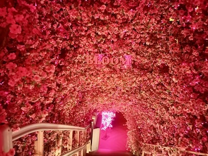 La entrada decorada con rosas del restaurante Bloom, en el distrito de Chamberí, el 27 de abril.