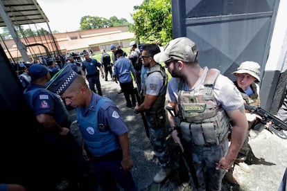 Os autores do massacre usaram um revolver calibre 38 e uma arma com flechas. Na imagem, movimentação no portão da escola professor Raul Brasil após o massacre