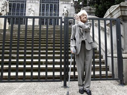 Ana María Matute, ayer ante la escalinata de la Biblioteca Nacional.
