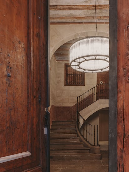 La escalera central del vestíbulo y la vistosa lámpara conservan la atmósfera de la Barcelona de primeros del siglo XX.