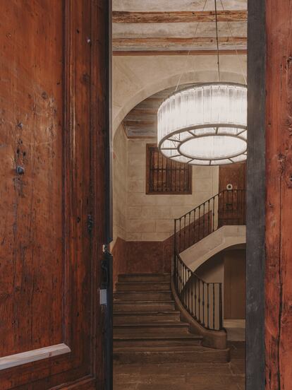 La escalera central del vestíbulo y la vistosa lámpara conservan la atmósfera de la Barcelona de primeros del siglo XX.