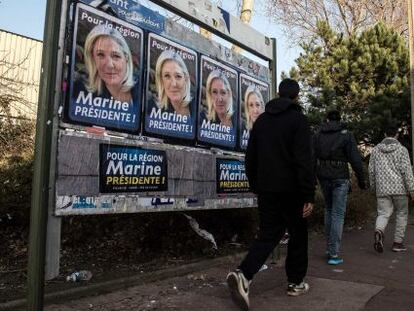 Carteles electorales de Marine Le Pen en Calais.